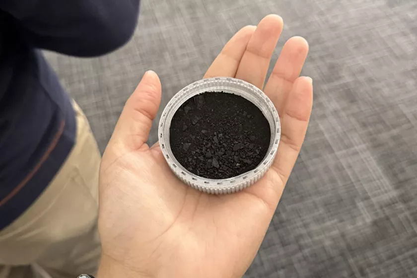 Holding coal fragments