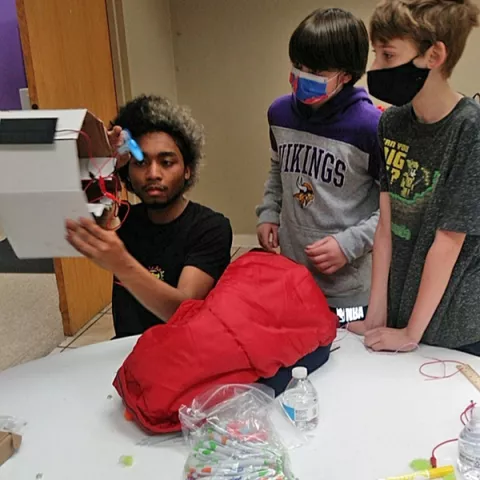 kids making solar models